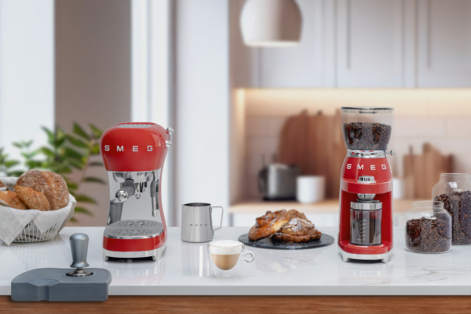 SMEG ECF02RDEU Кофемашина-эспрессо, цвет красный