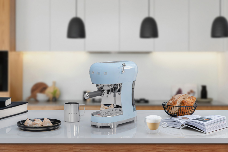 SMEG ECF02PBEU Кофемашина-эспрессо, цвет пастельный голубой